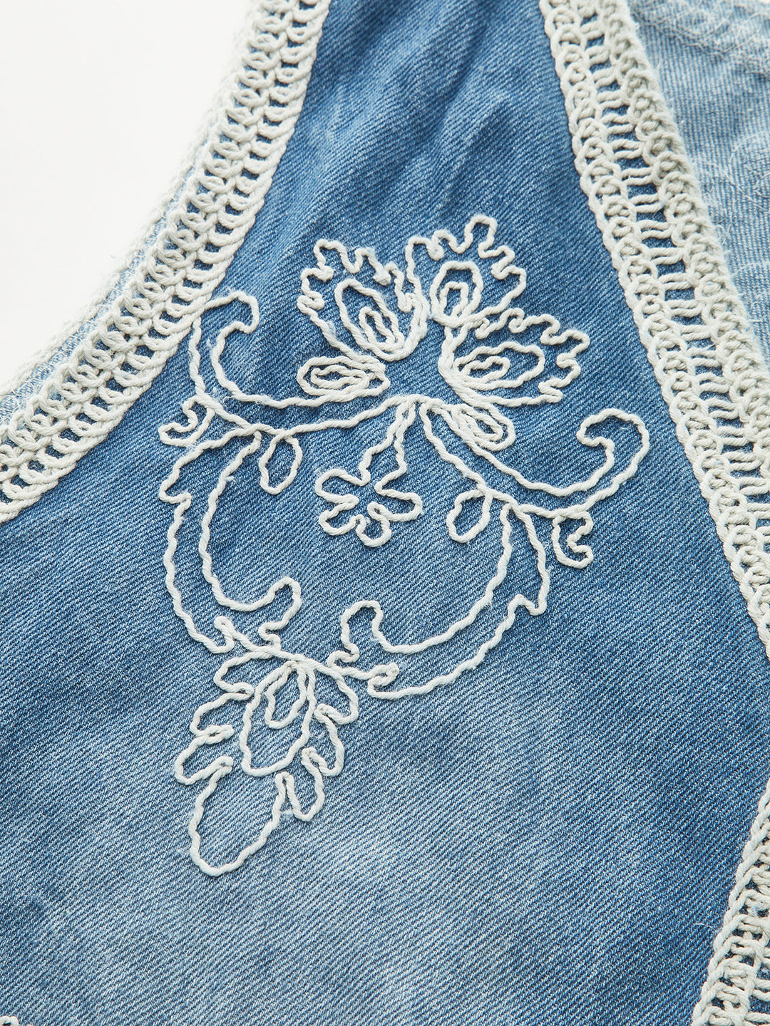 Gilet boutonné en jean brodé