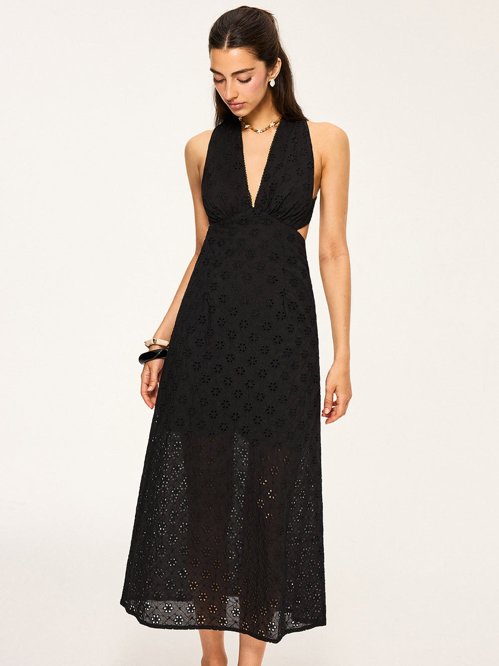 Robe mi-longue en œillets semi-transparents avec dos nu et bretelles croisées