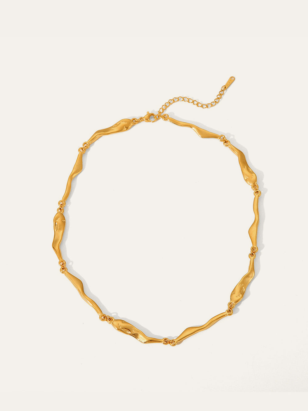 Collier plastron à maillons irréguliers dorés