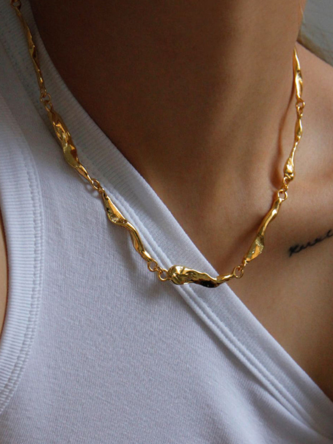Collier plastron à maillons irréguliers dorés