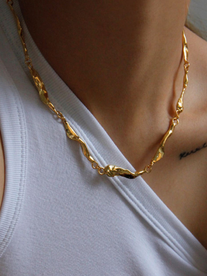 Collier plastron à maillons irréguliers dorés