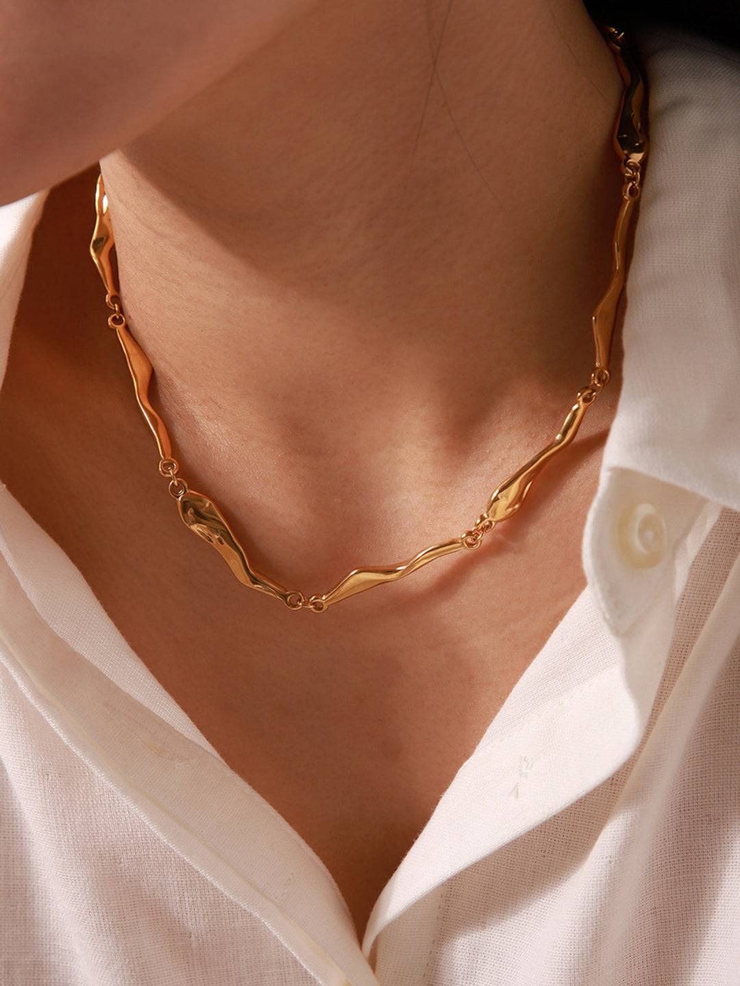 Collier plastron à maillons irréguliers dorés