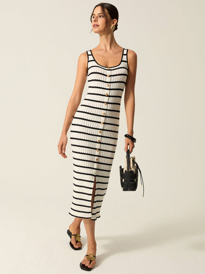 Robe mi-longue en tricot rayé avec boutons sur le devant et fente