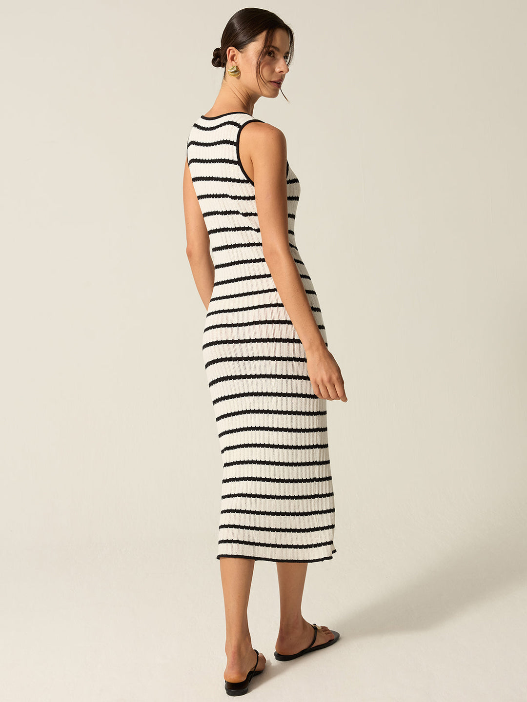 Robe mi-longue en tricot rayé avec boutons sur le devant et fente