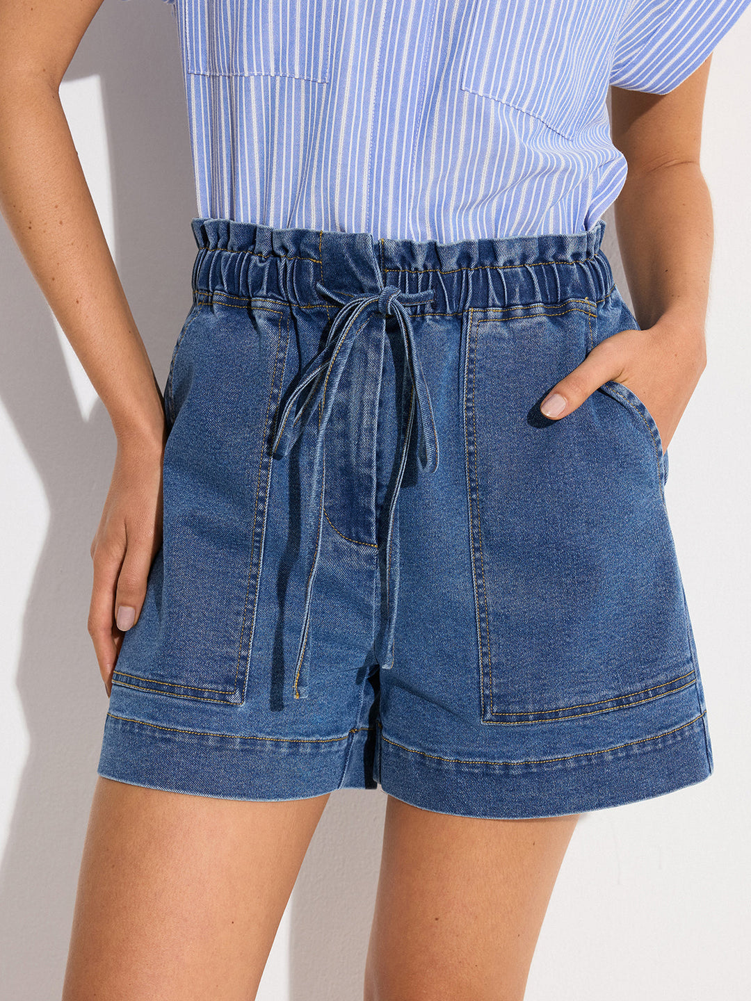 Short en jean à taille élastique avec cordon de serrage