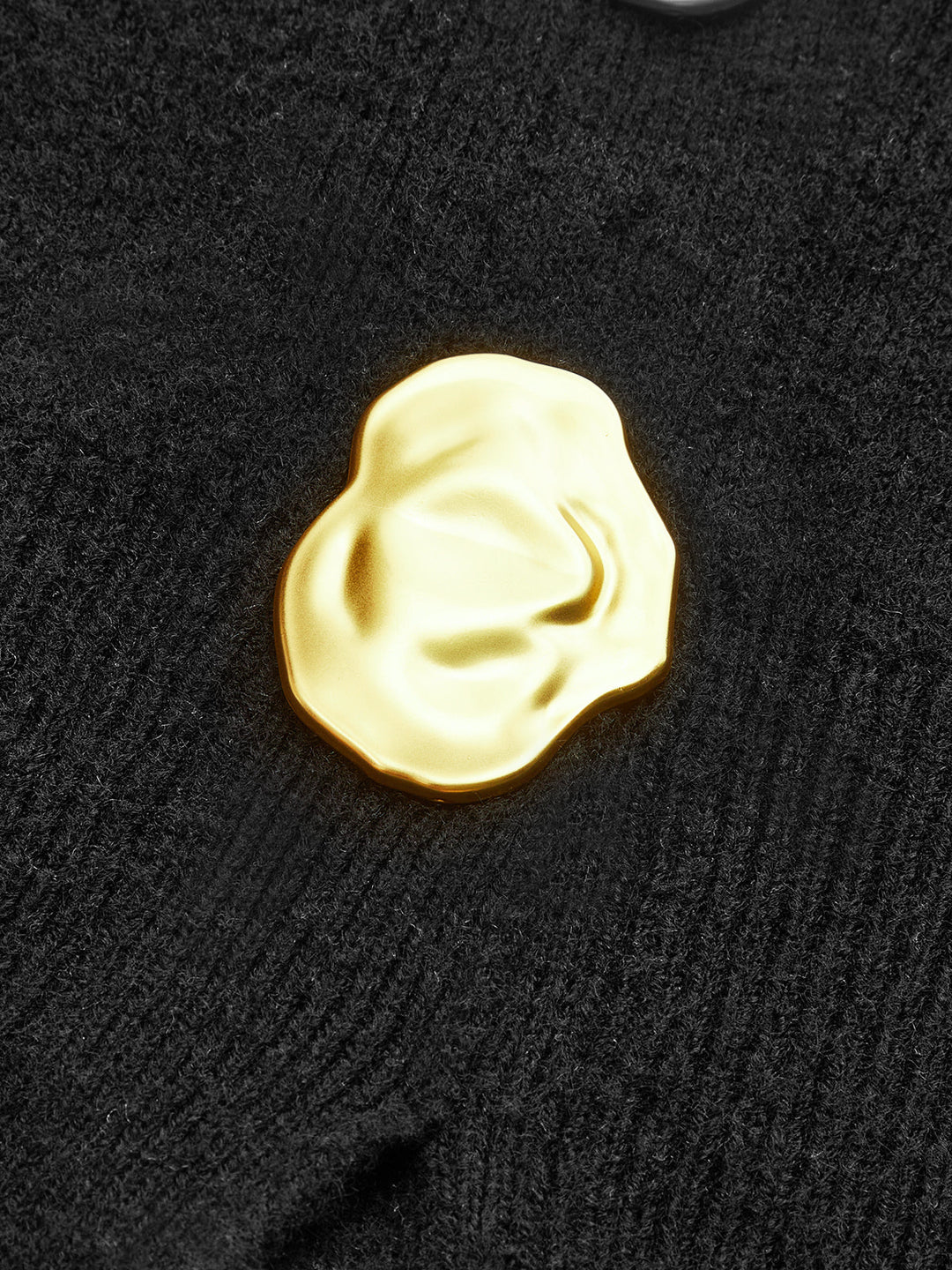 Pull à col en V avec boutons en métal