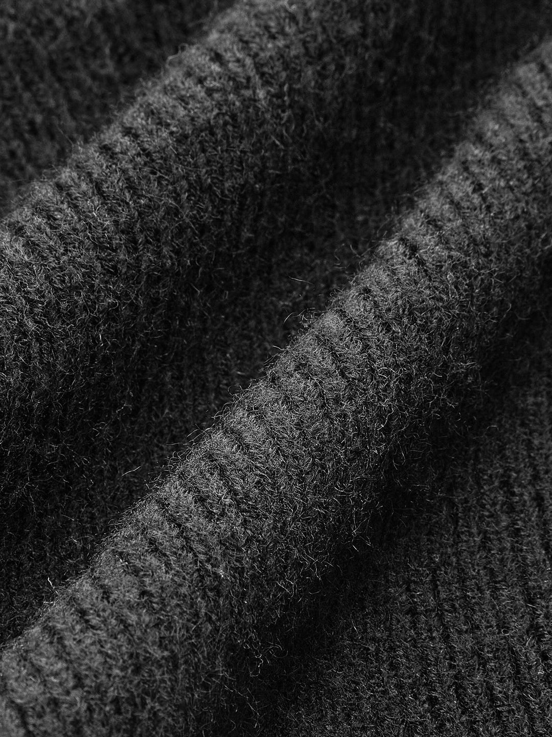 Pull à col en V avec boutons en métal