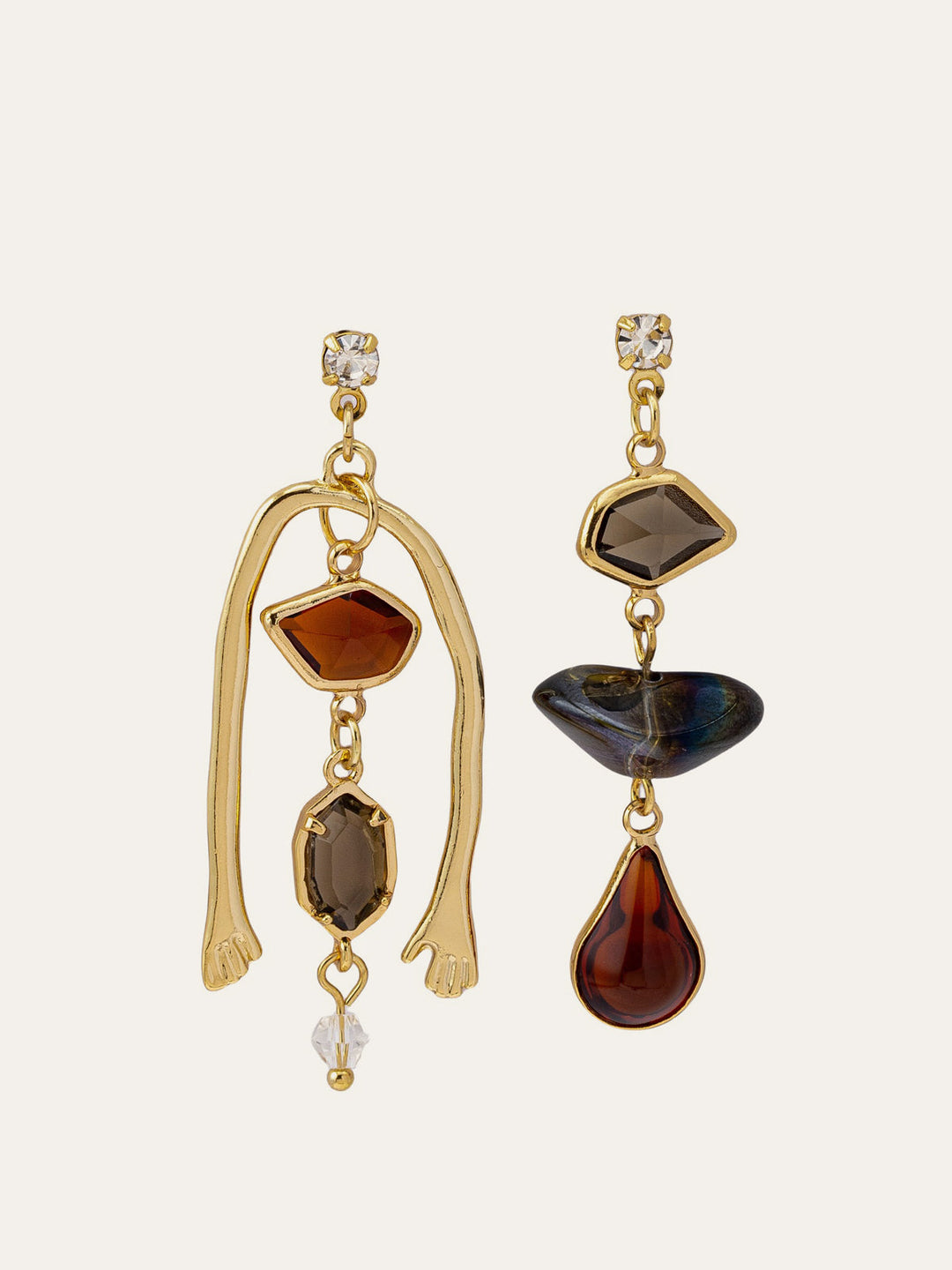 Boucles d'oreilles pendantes asymétriques en pierres précieuses avec détail de main