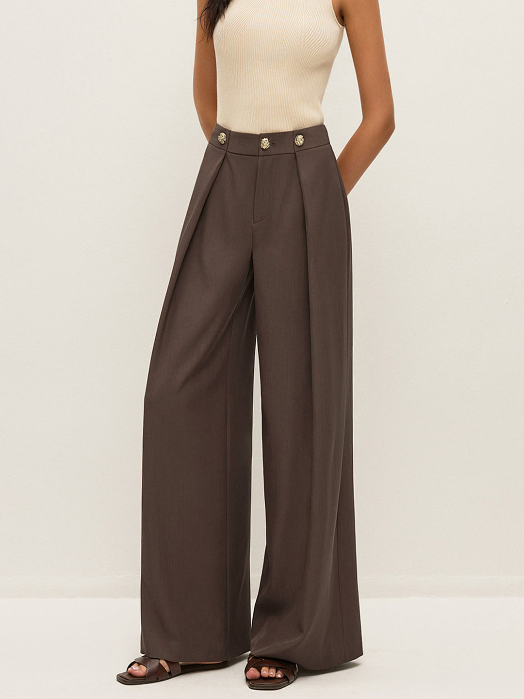 Pantalon plissé à détails métalliques mi-taille