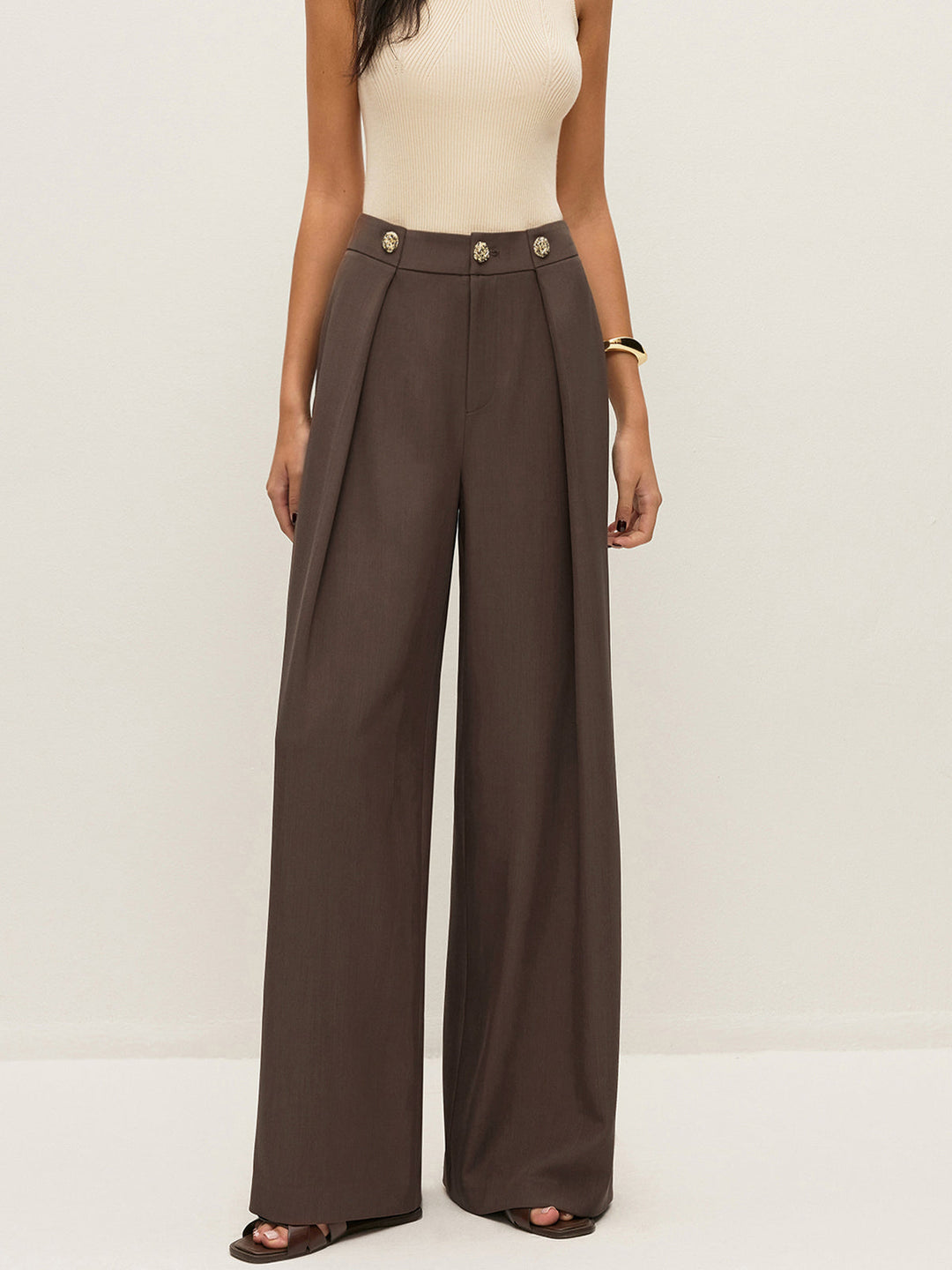 Pantalon plissé à détails métalliques mi-taille