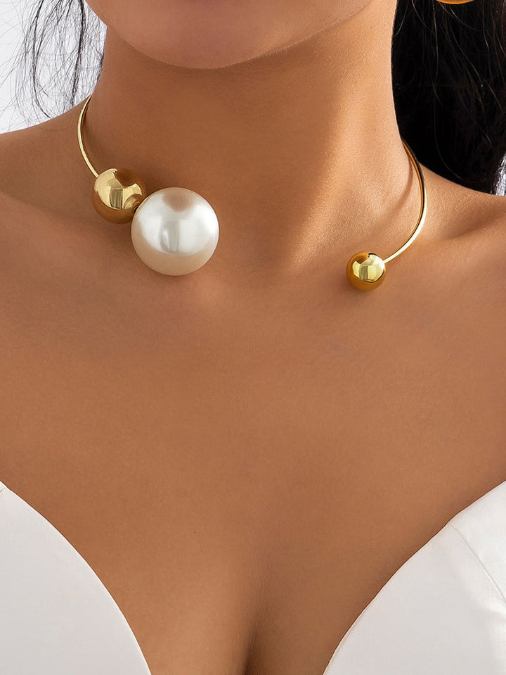 Collier ras du cou asymétrique en perles