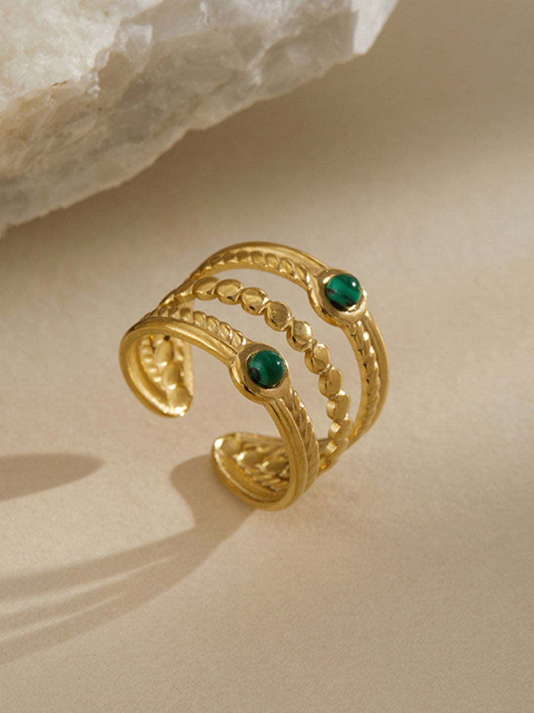 Bague Dorée à Bandes Multiples avec Émeraudes