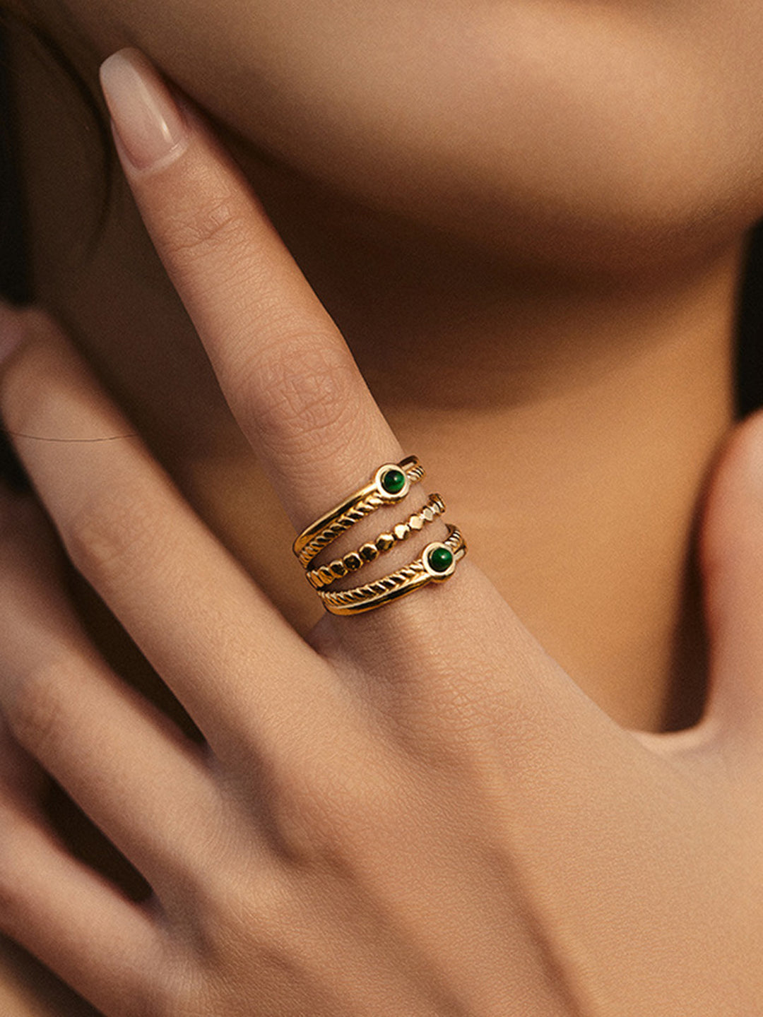 Bague Dorée à Bandes Multiples avec Émeraudes