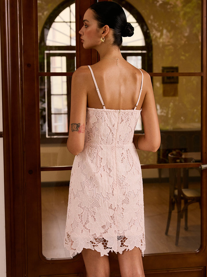 Robe à fines bretelles avec superposition en dentelle semi-transparente