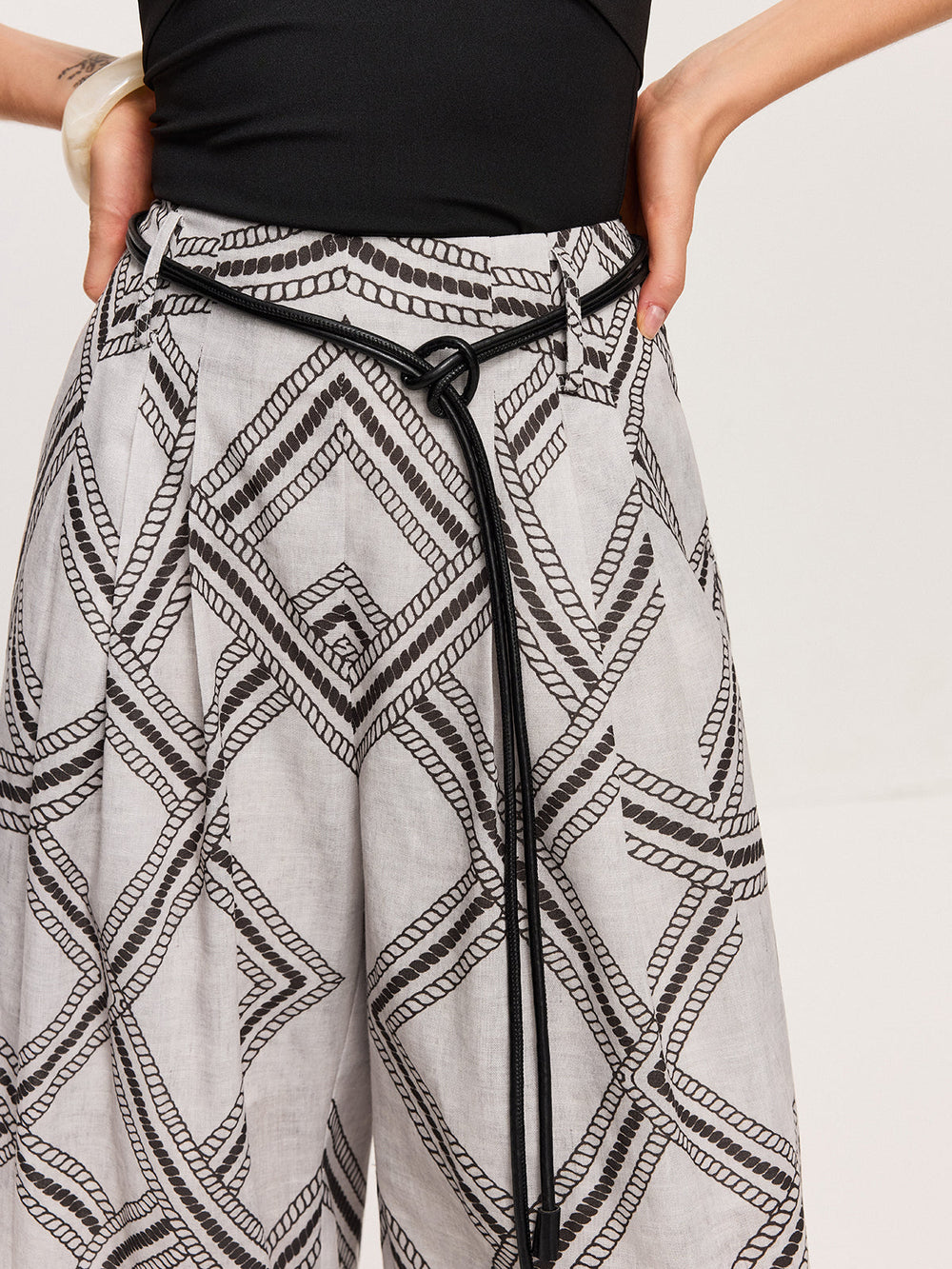 Pantalon large taille haute géométrique avec ceinture