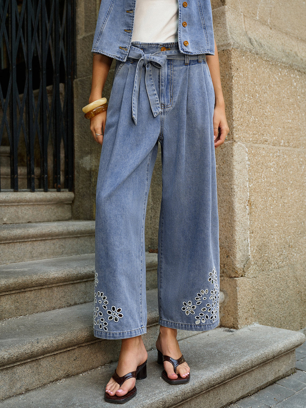 Pantalons en jean à ceinture brodée
