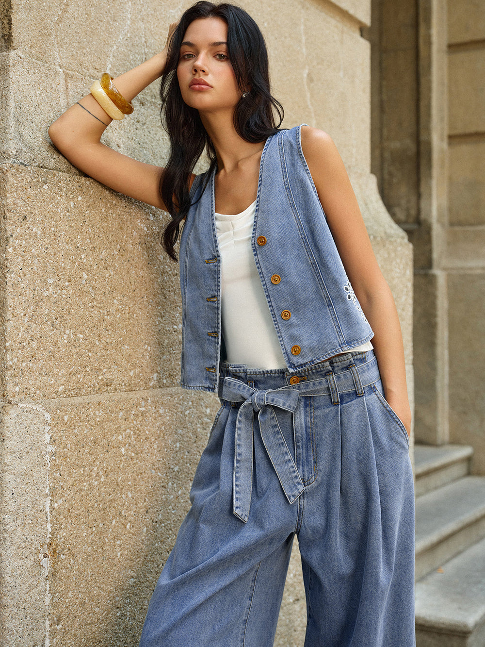 Gilet en jean brodé à encolure en V
