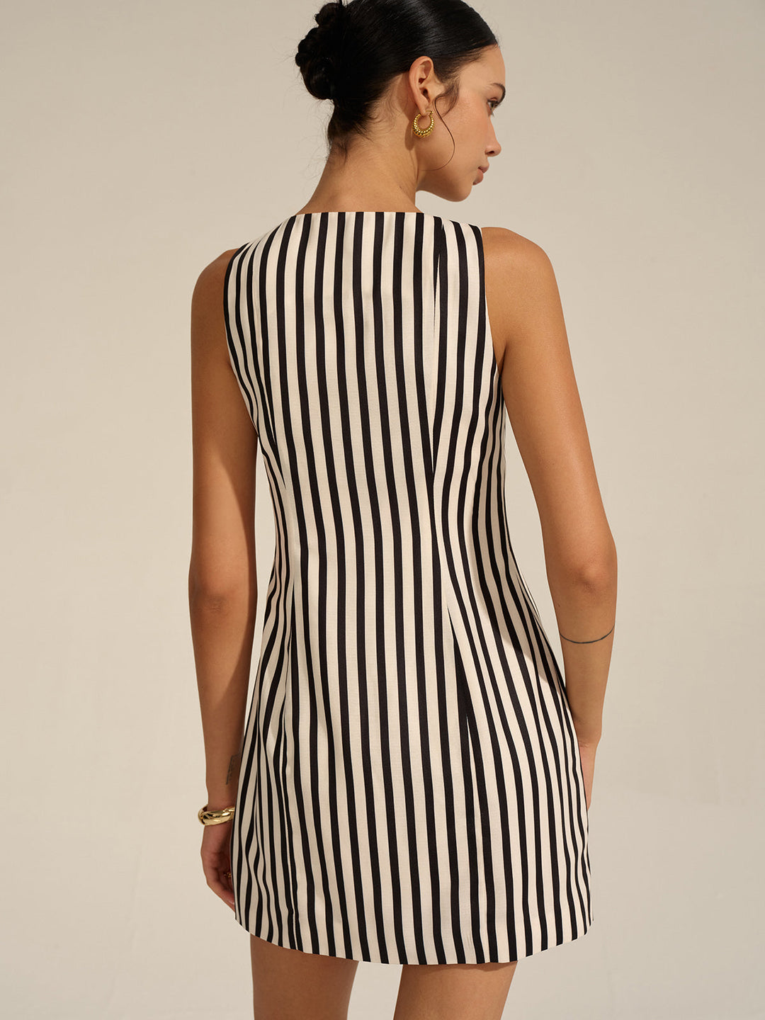 Robe Mini à Manches Courtes à Boutons