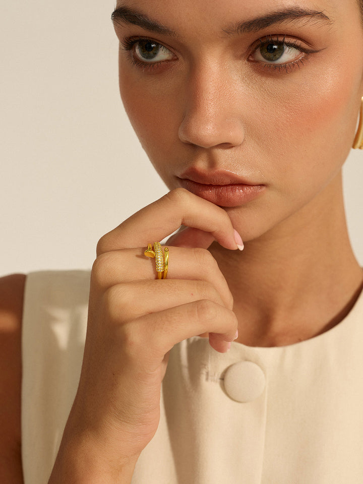 Bague empilable dorée avec détails diamantés