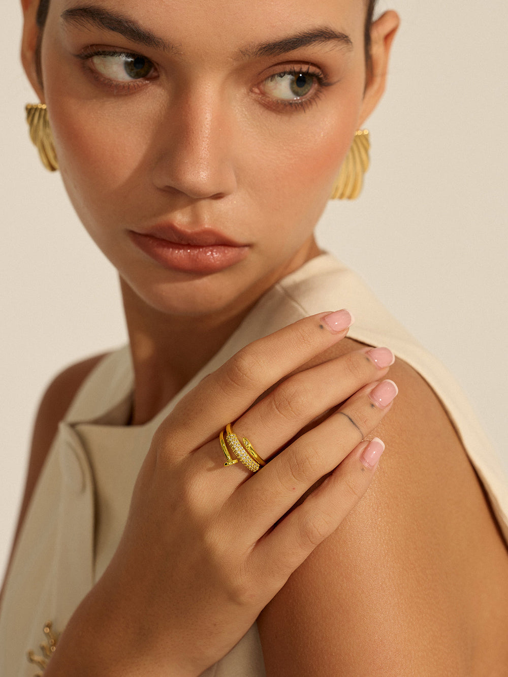 Bague empilable dorée avec détails diamantés