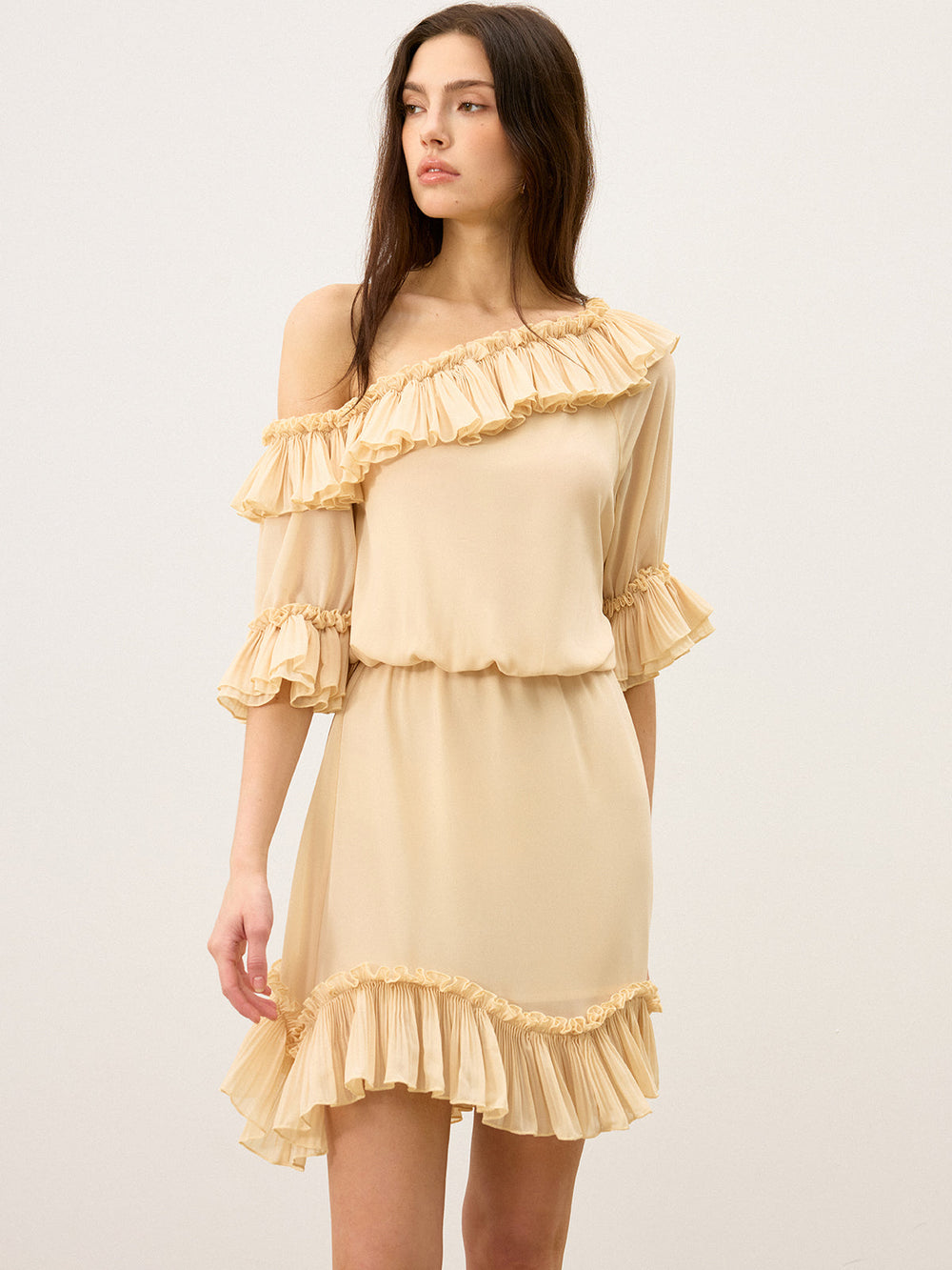 Robe Courte Ceinturée à Volants et Épaule Dégagée Semi-Transparente en Mousseline