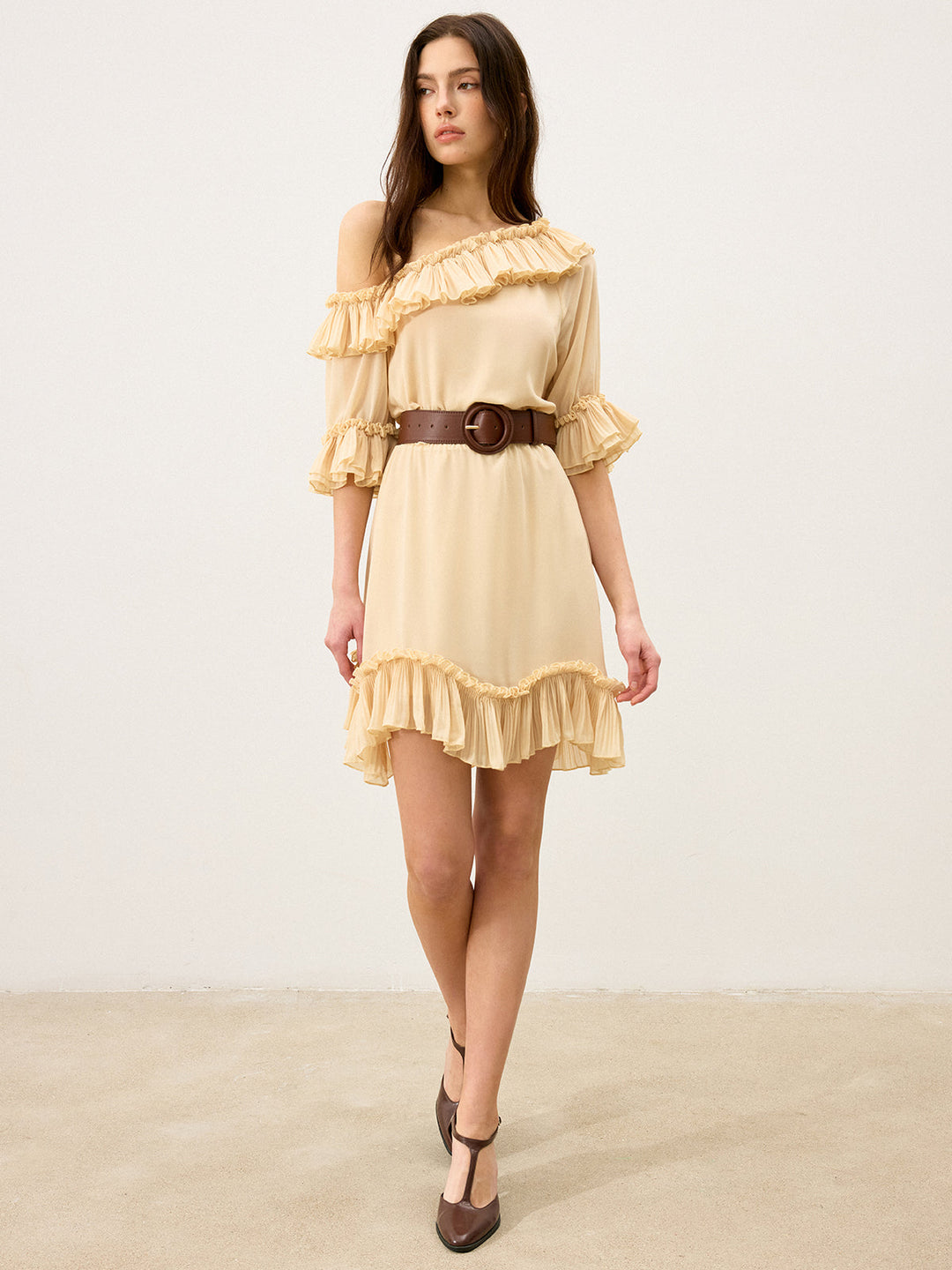 Robe Courte Ceinturée à Volants et Épaule Dégagée Semi-Transparente en Mousseline