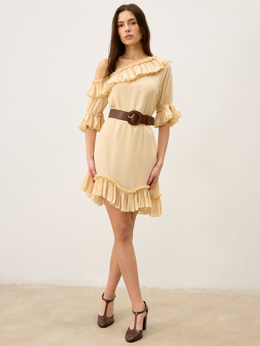 Robe Courte Ceinturée à Volants et Épaule Dégagée Semi-Transparente en Mousseline