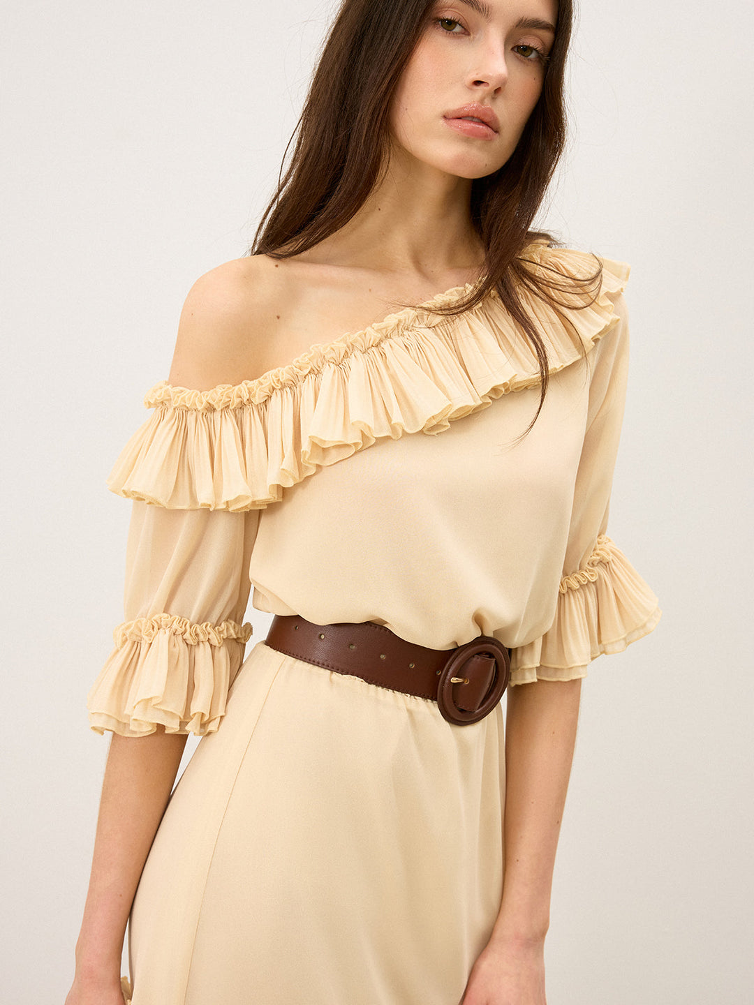 Robe Courte Ceinturée à Volants et Épaule Dégagée Semi-Transparente en Mousseline