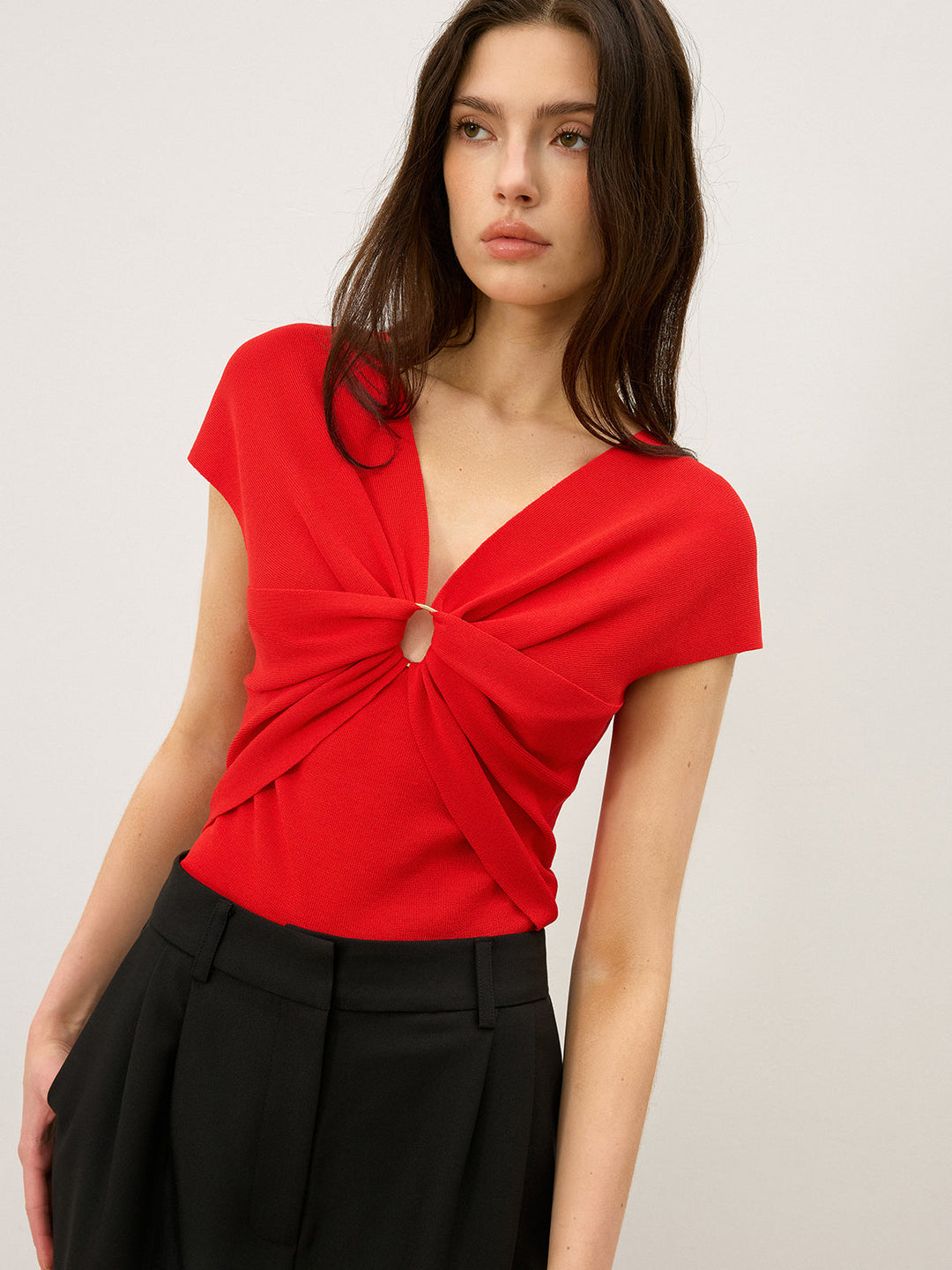 Haut en tricot à col en V torsadé avec découpe