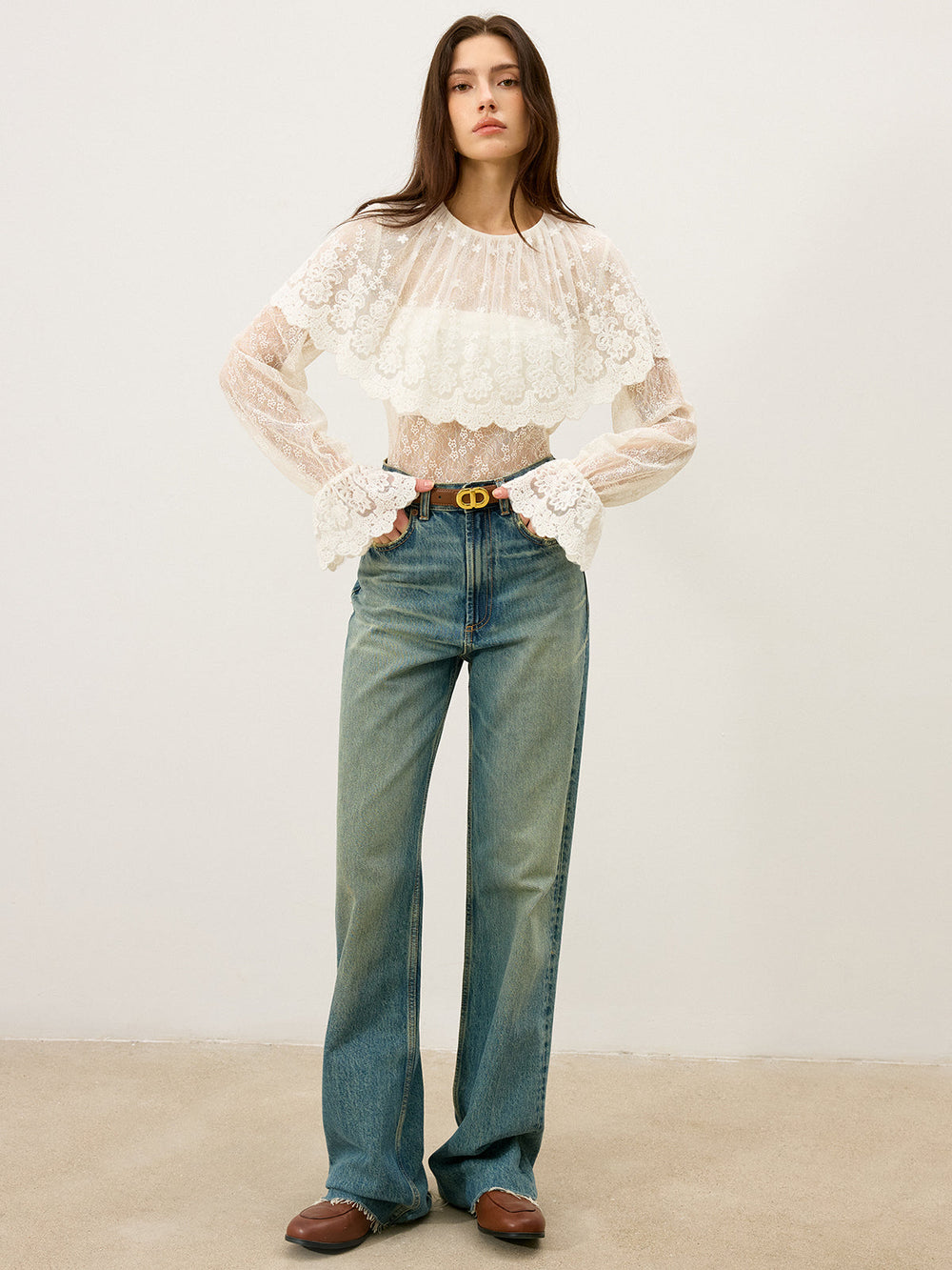 Blouse à manches évasées en dentelle avec volants semi-transparents