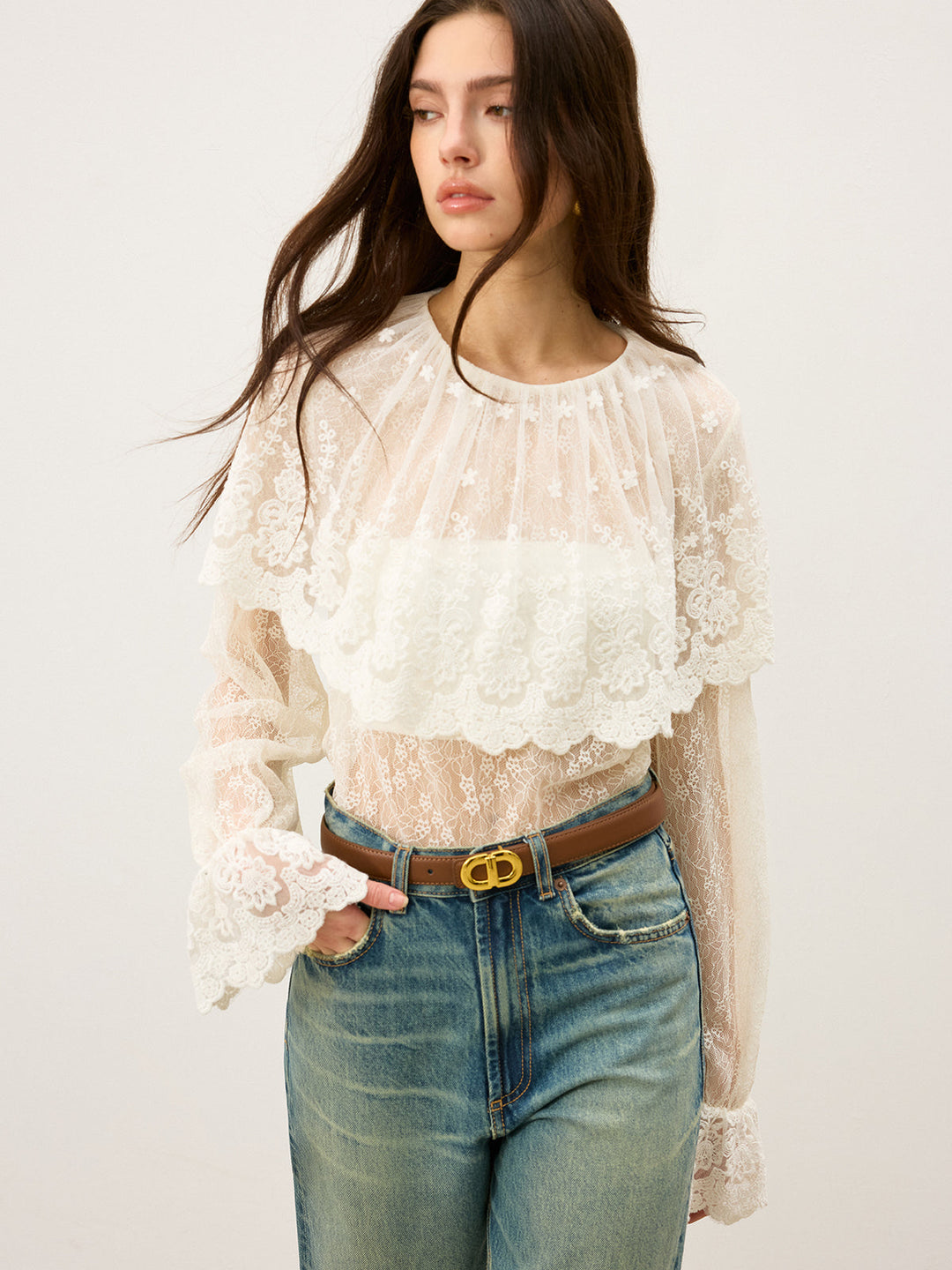Blouse à manches évasées en dentelle avec volants semi-transparents
