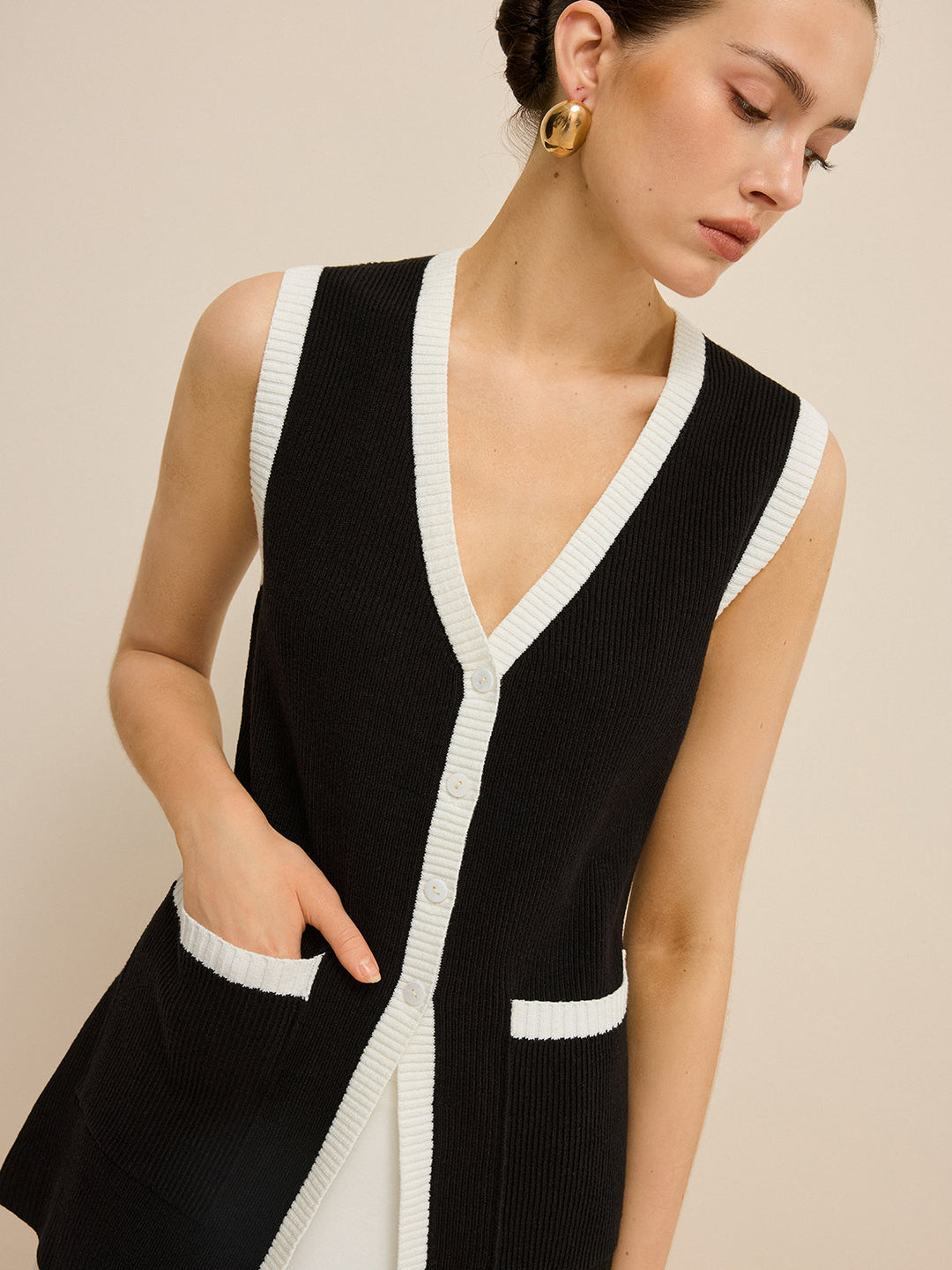 Gilet en tricot à col en V et bordure contrastée