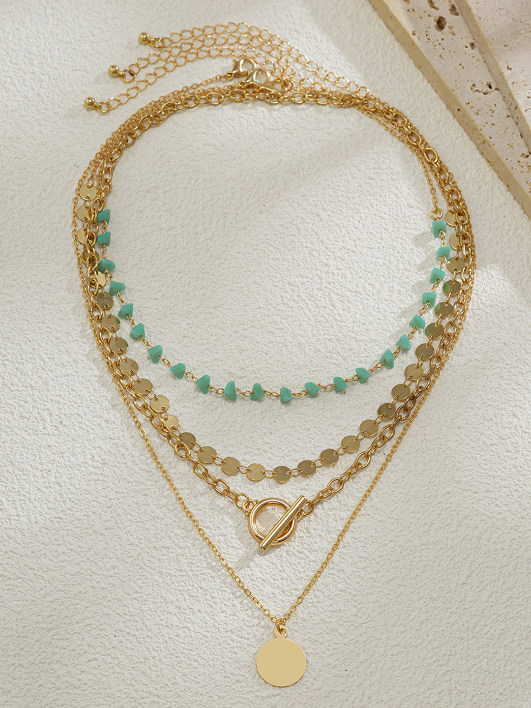 Collier à chaîne en or superposé avec perles de turquoise et pendentif circulaire