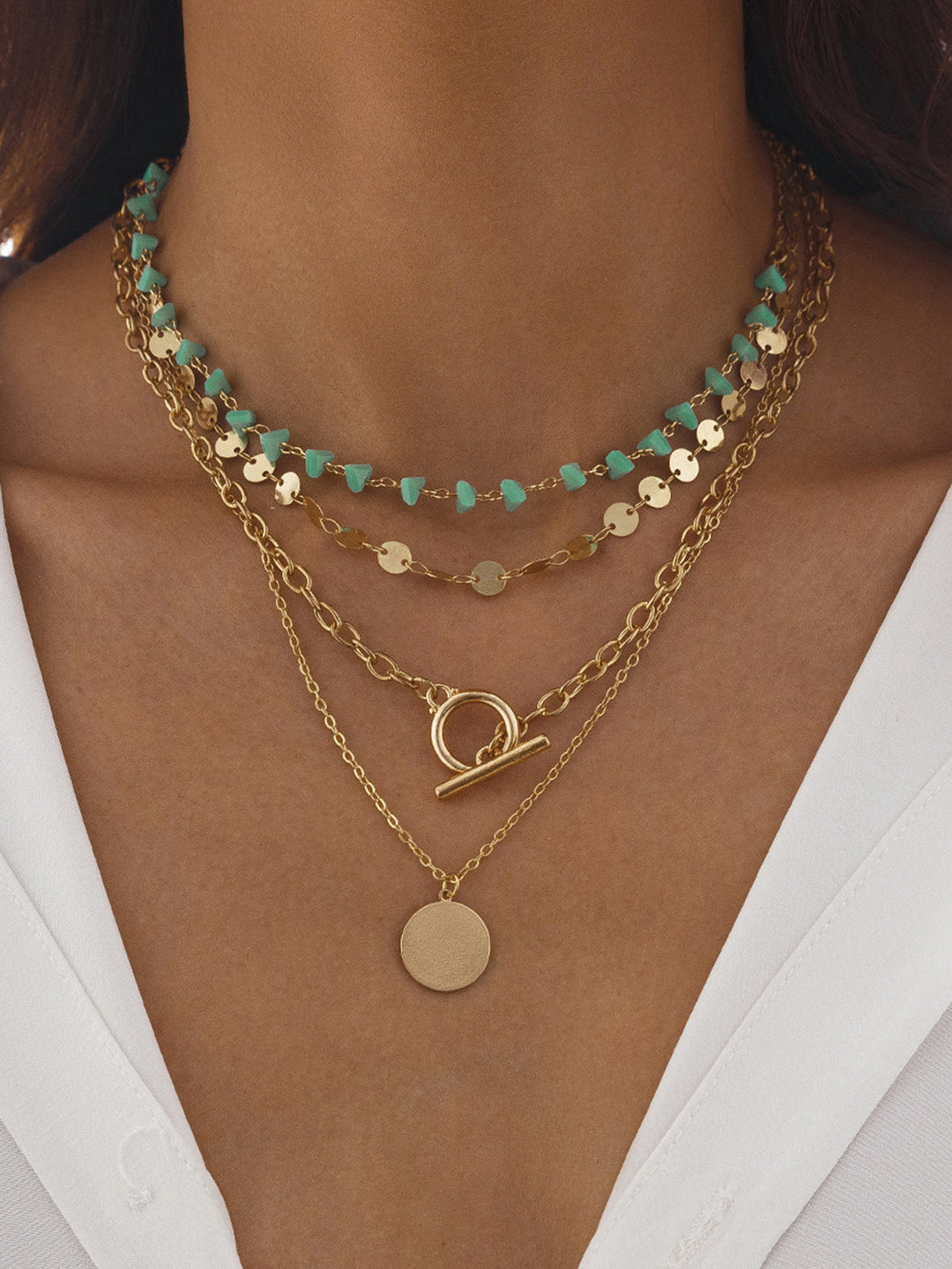 Collier à chaîne en or superposé avec perles de turquoise et pendentif circulaire