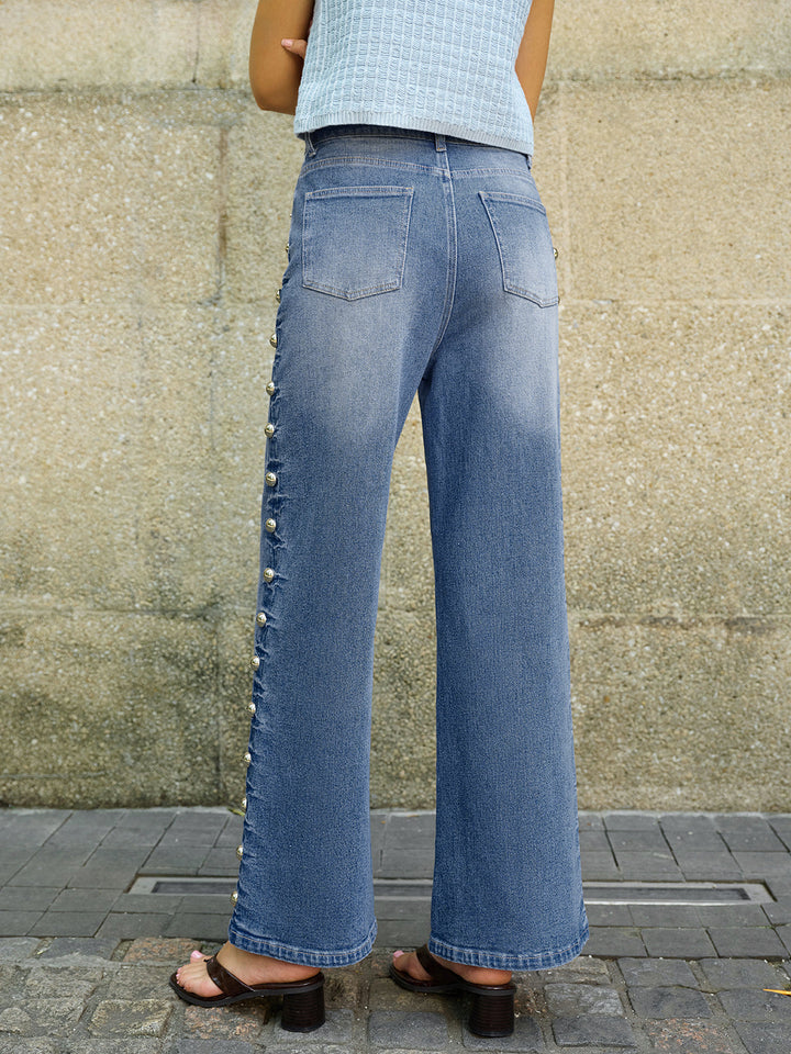 Jean à poches avec détail boutonné sur le côté