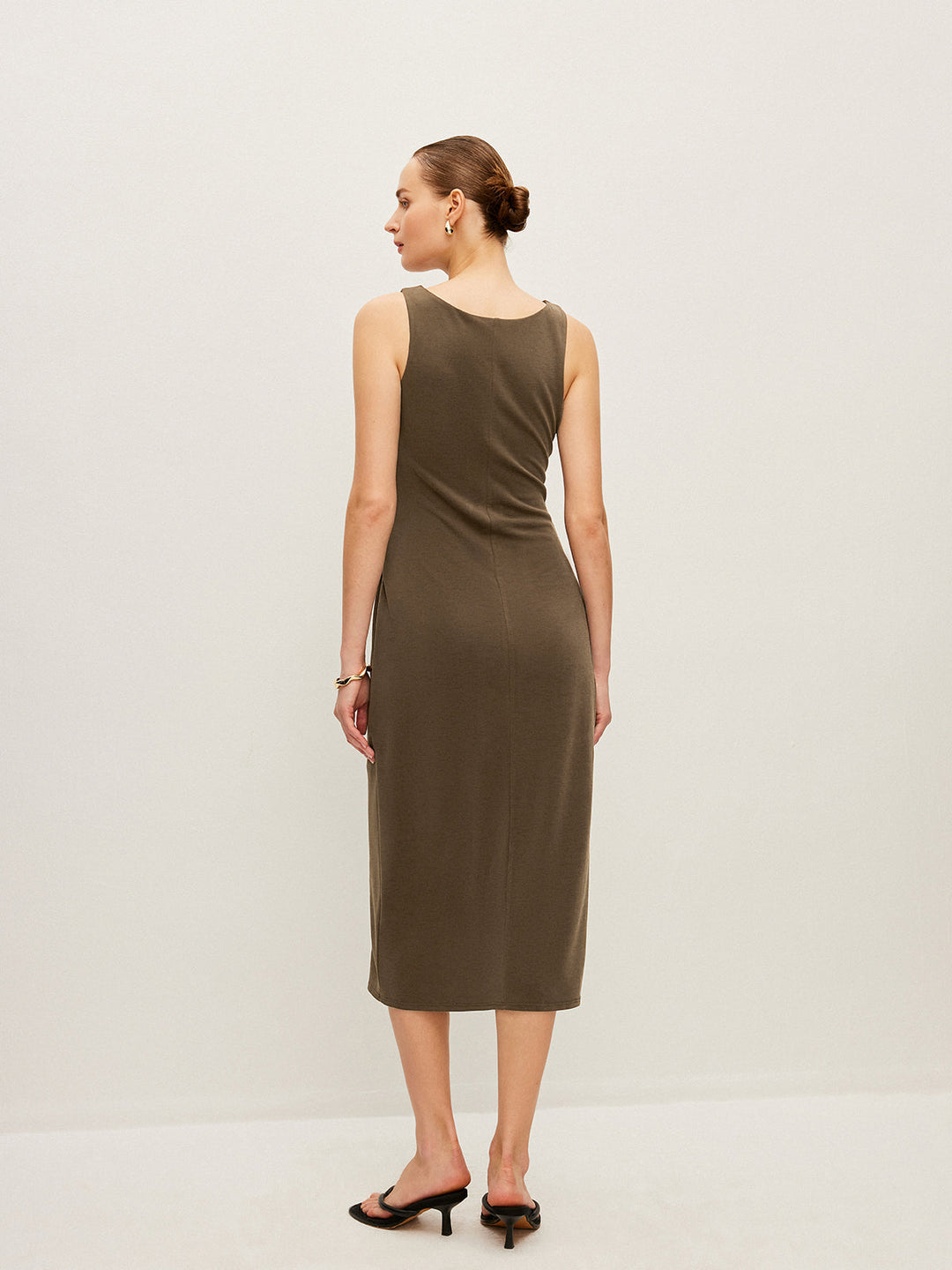 Robe Sans Manches à Taille Froncée avec Détail de Boucle en Métal