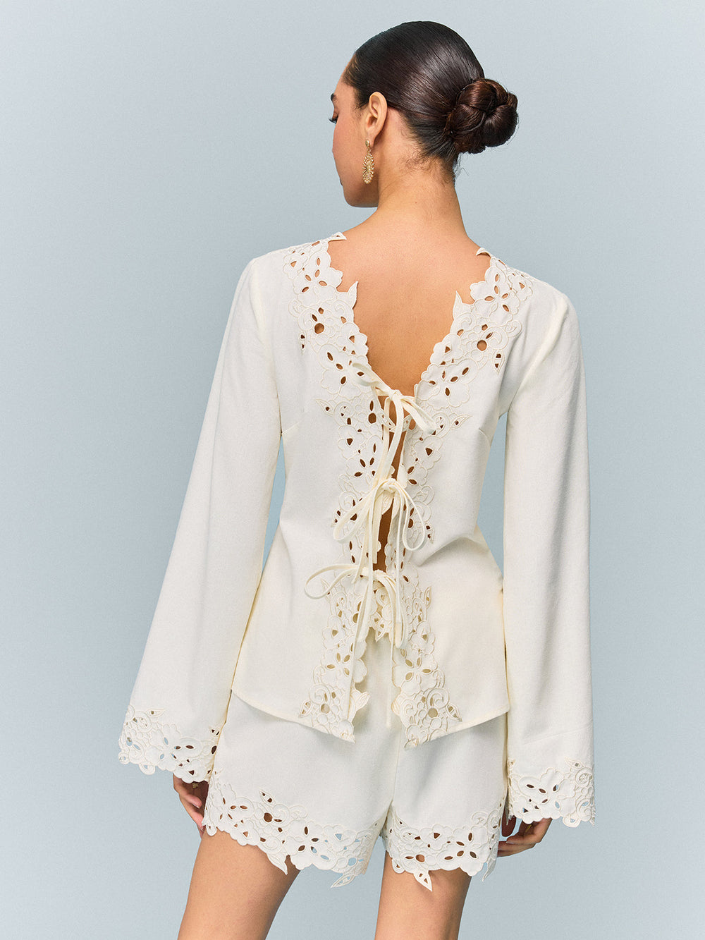 Haut réversible brodé en dentelle semi-transparente