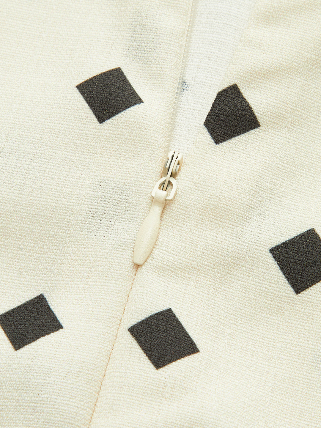 Robe mi-longue à pois avec bretelles festonnées
