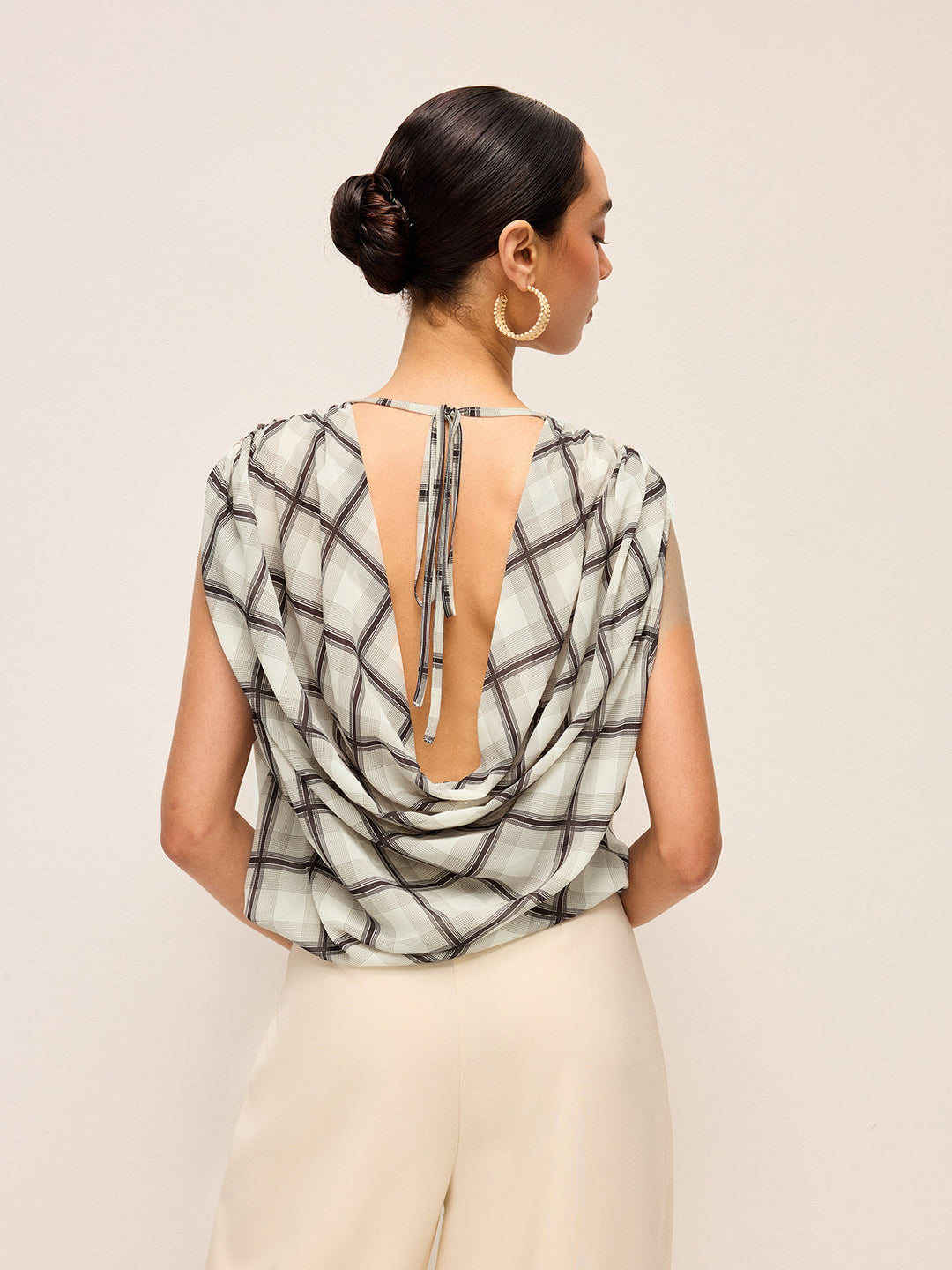 Chemise sans manches en mousseline à carreaux et dos nu