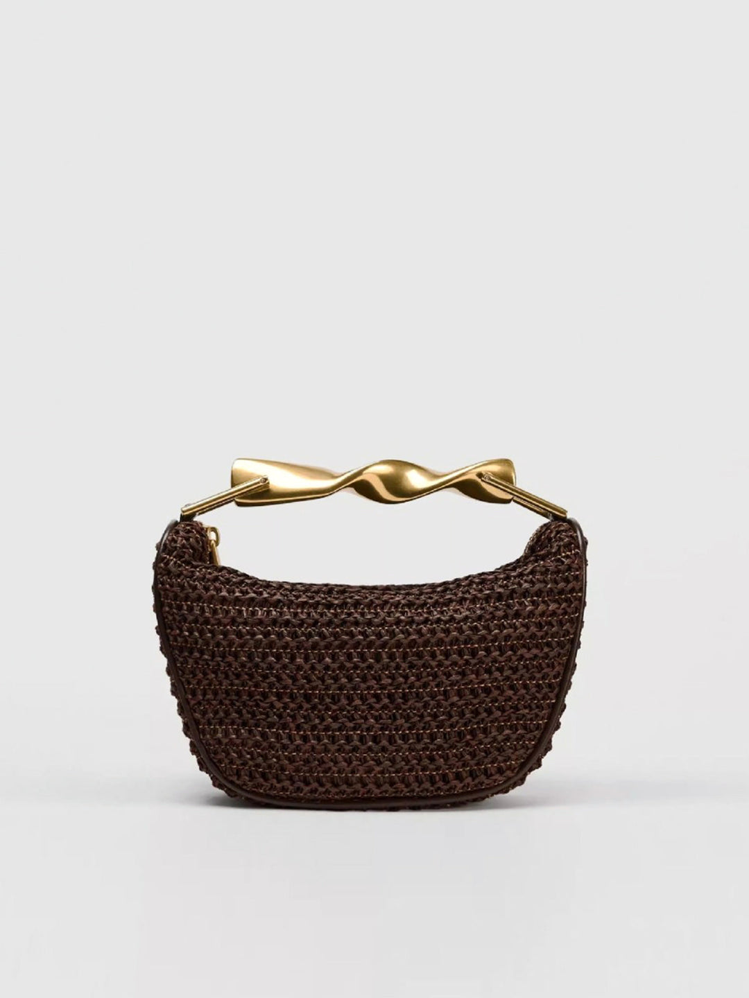 Sac à main tissé avec anse torsadée dorée