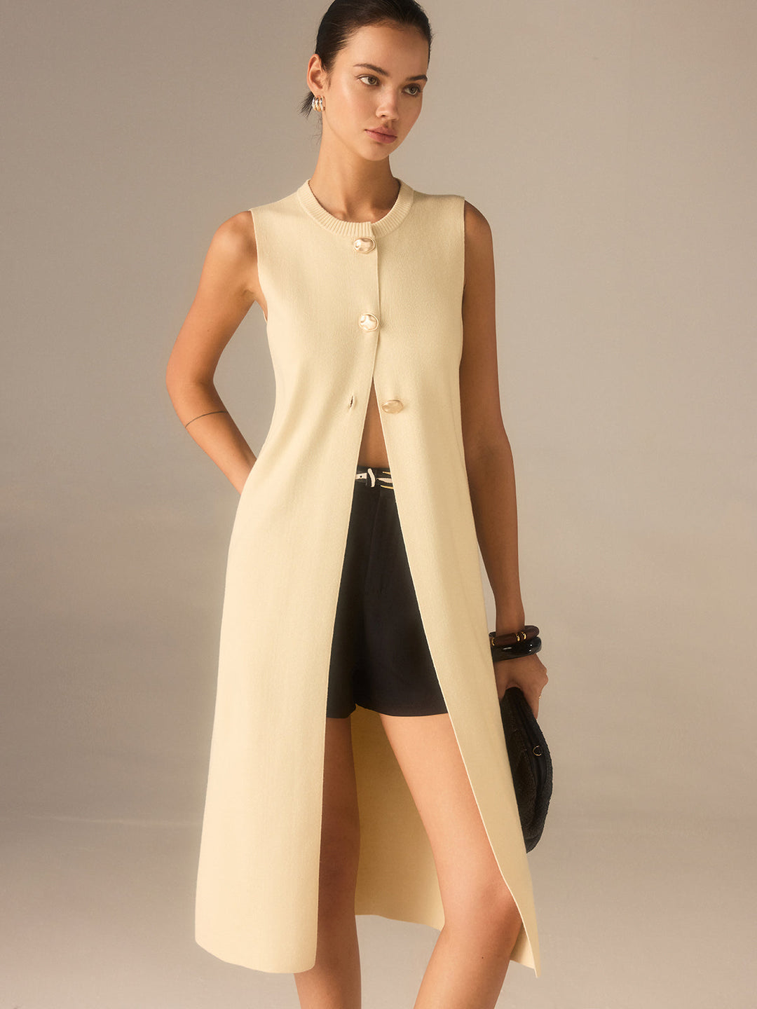Haut mi-long en tricot sans manches avec fermeture boutonnée en métal