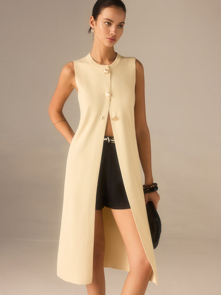 Haut mi-long en tricot sans manches avec fermeture boutonnée en métal