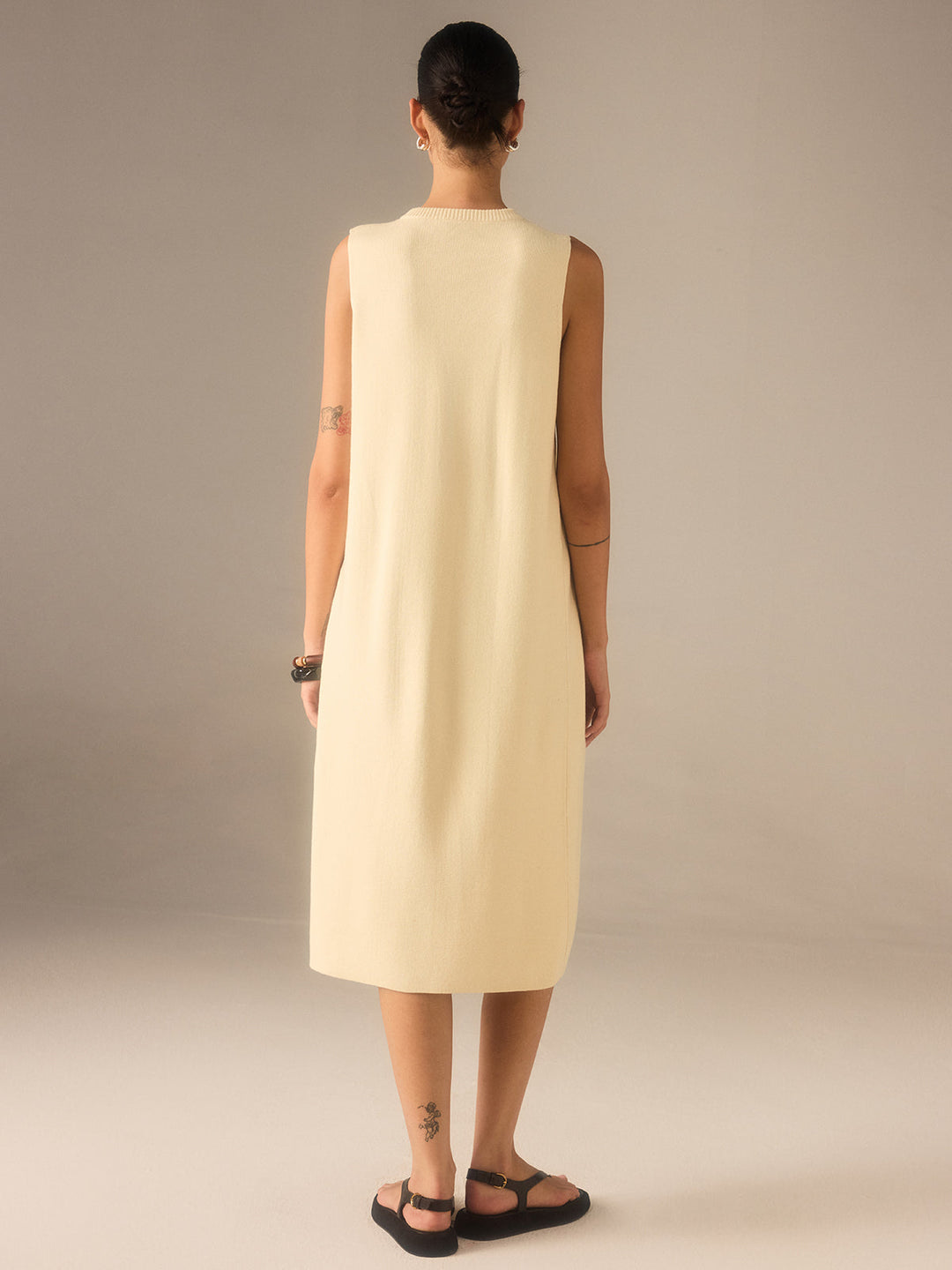 Haut mi-long en tricot sans manches avec fermeture boutonnée en métal