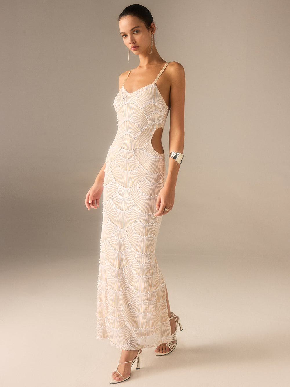 Robe longue à découpes en perles