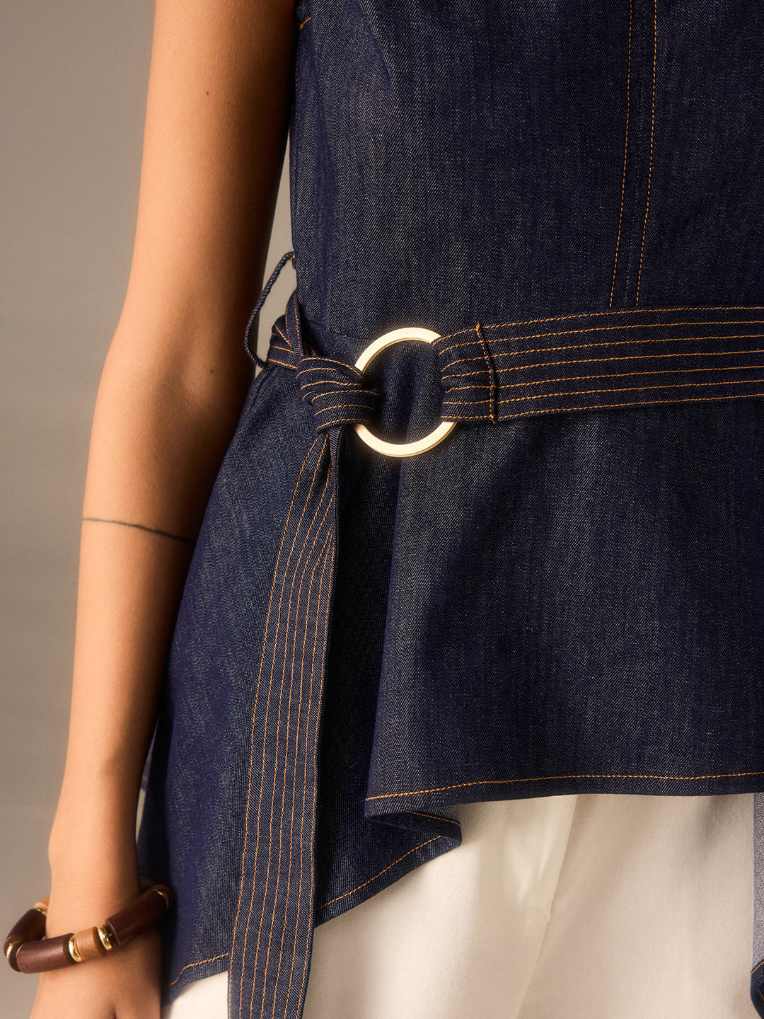 Haut péplum en jean ceinturé avec ourlet asymétrique