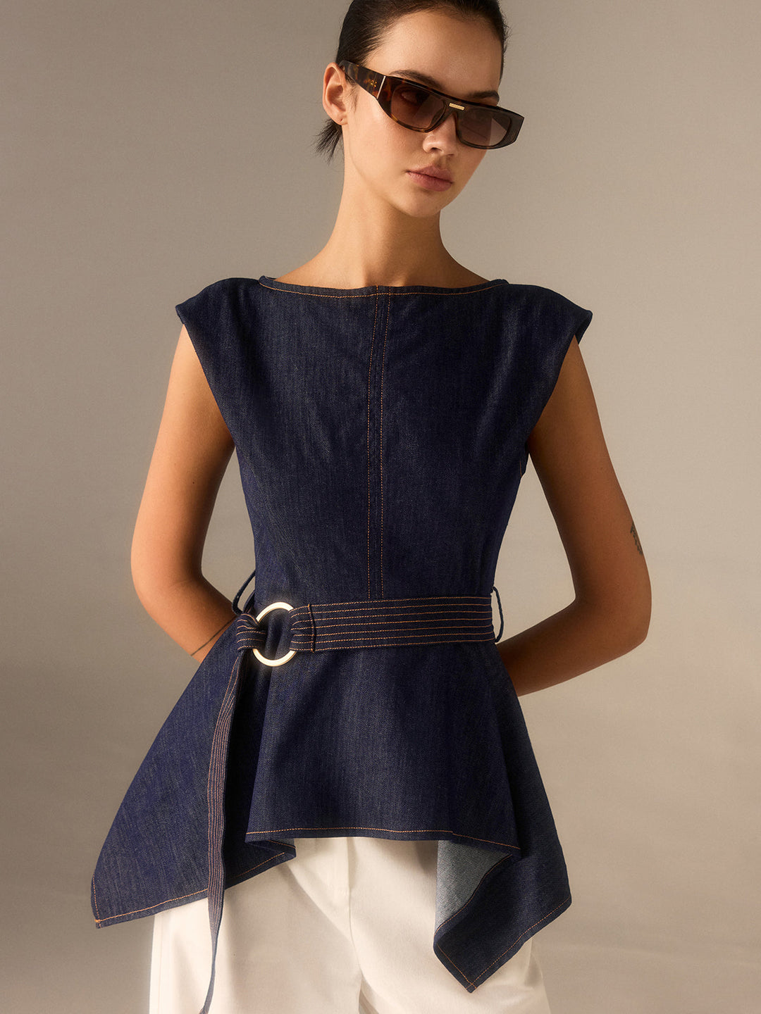 Haut péplum en jean ceinturé avec ourlet asymétrique