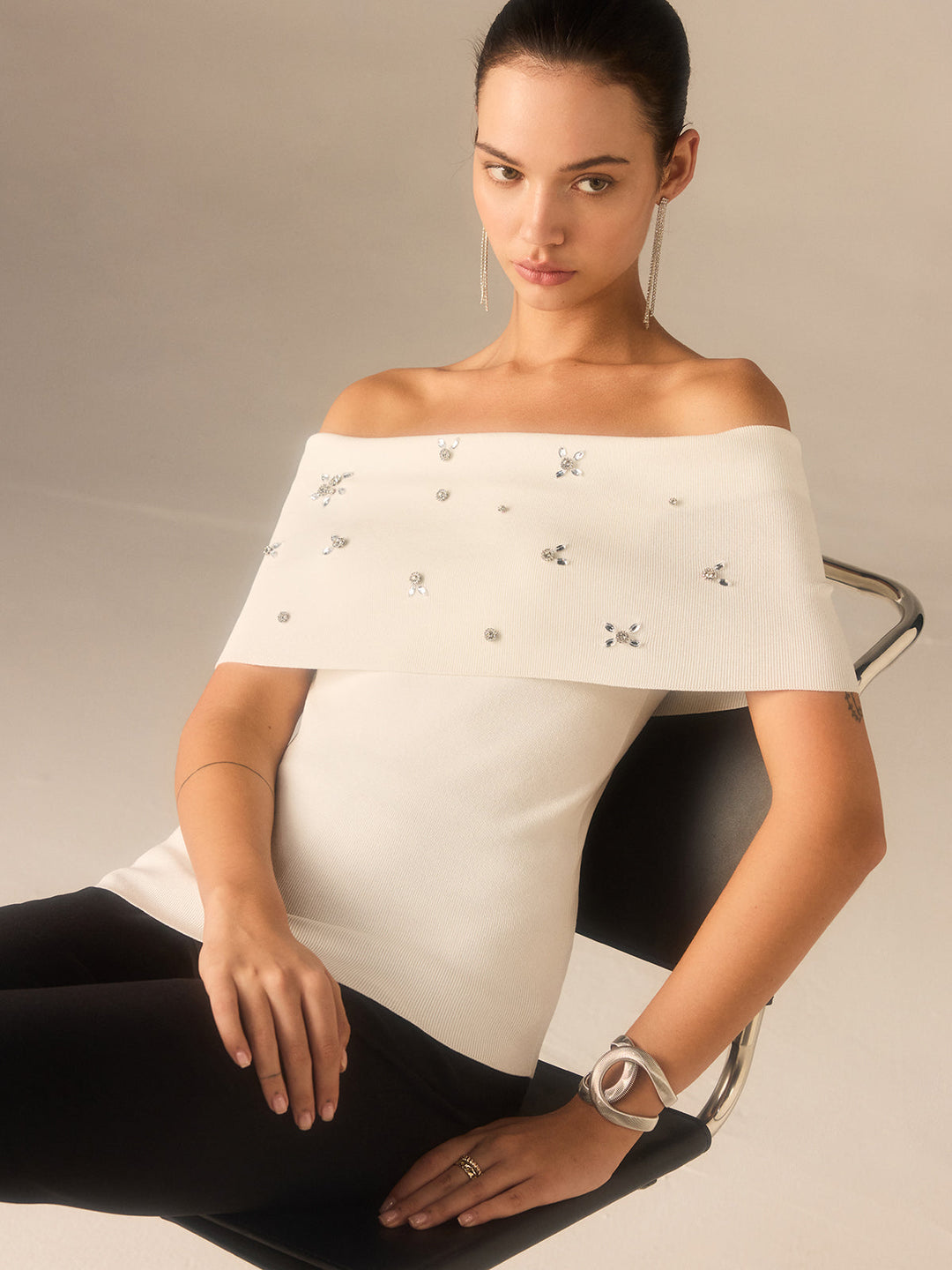 Haut en tricot épaules dénudées avec ornements en cristal