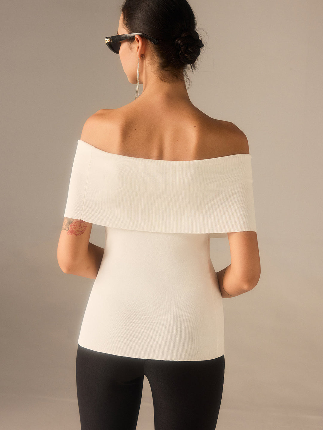 Haut en tricot épaules dénudées avec ornements en cristal