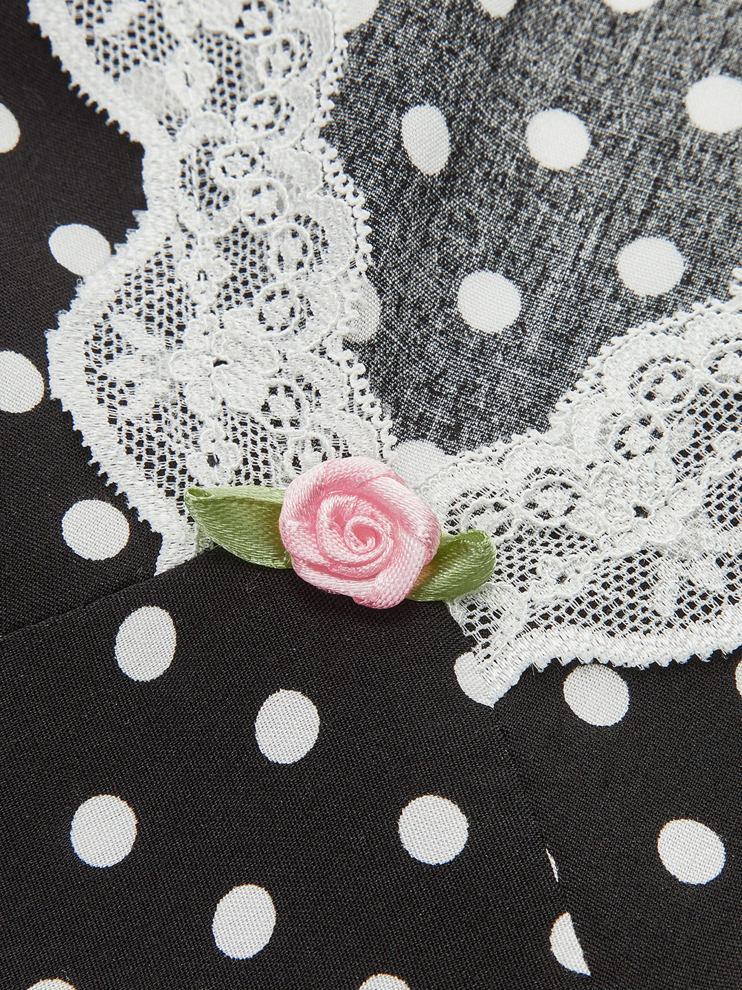 Robe à Pois avec Bordure en Dentelle