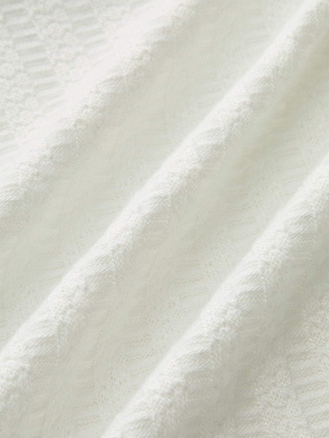 Mini-jupe en tricot avec bordure en jean et bouton en métal